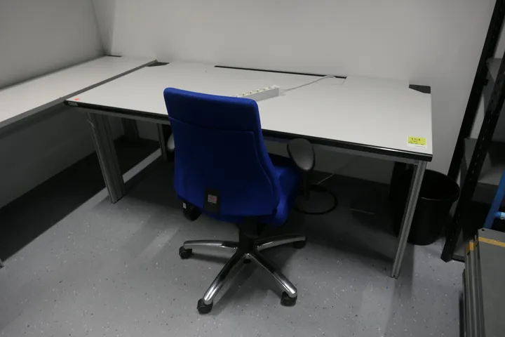 ELABO - Arbeitstisch mit Bürostuhl Maße in cm ca. 180 x 90 x 76